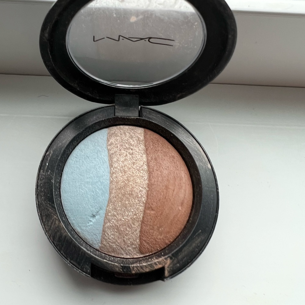 MAC Mineral eyeshadow in “Soften the mood”